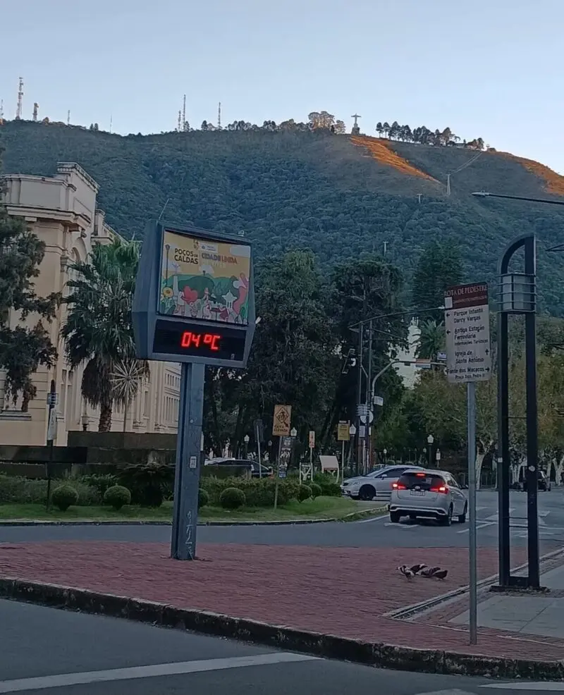 Frio extremo no sul de Minas: Poços de Caldas amanhece com geada e Maria da Fé registra -1,3°C