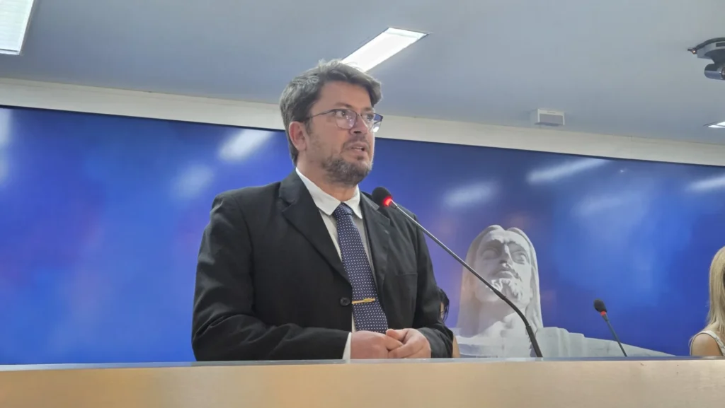 Vereador Flavinho cobra novos reparos na Avenida Engenheiro Ubirajara Machado de Moraes