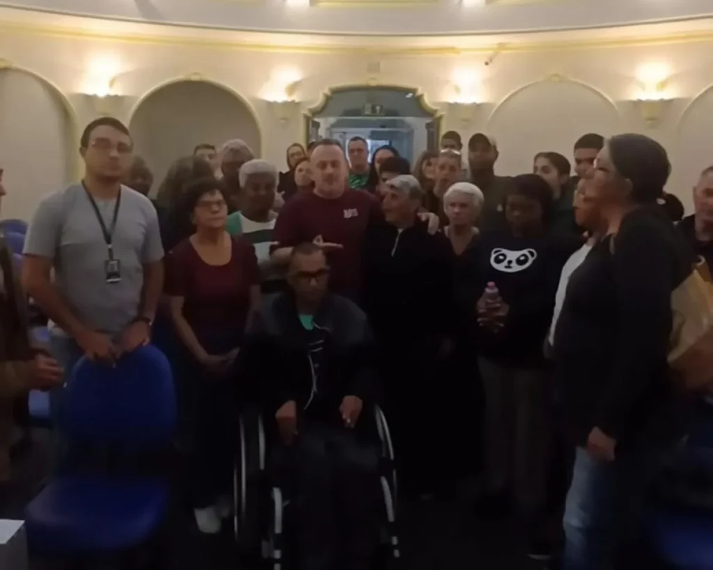 Famílias de alunos da APAE cobram retomada do transporte em reunião com vereadores em Poços de Caldas