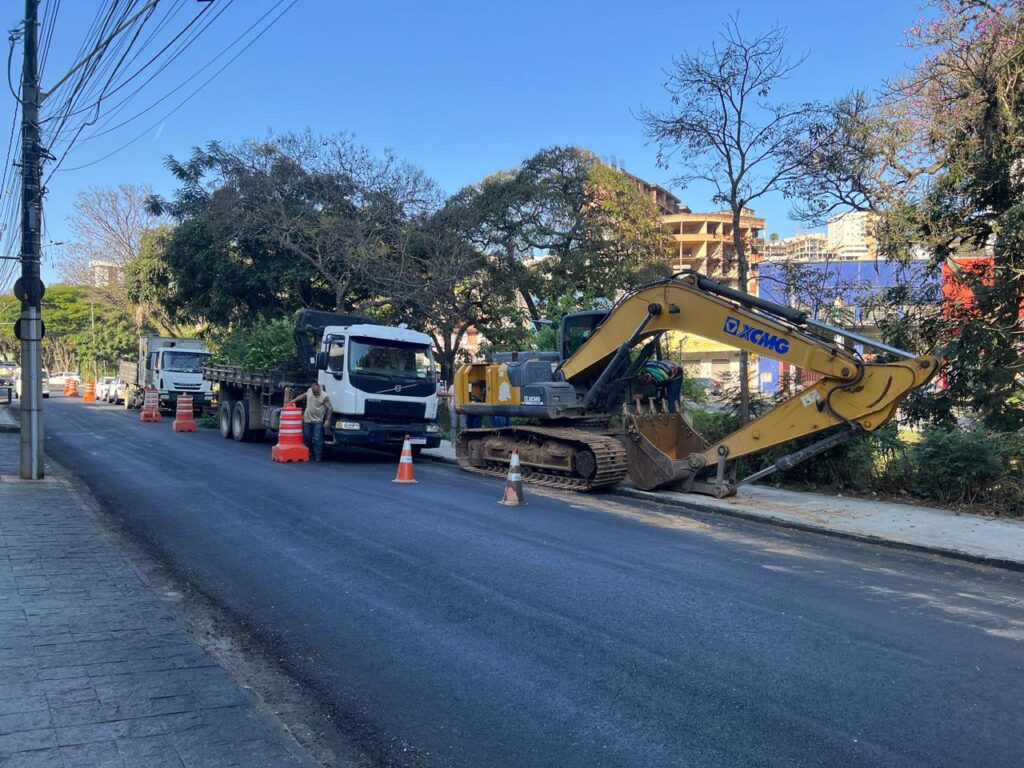 Obras de recuperação são realizadas em contenção do ribeirão da Avenida Santo Antônio em Poços de Caldas