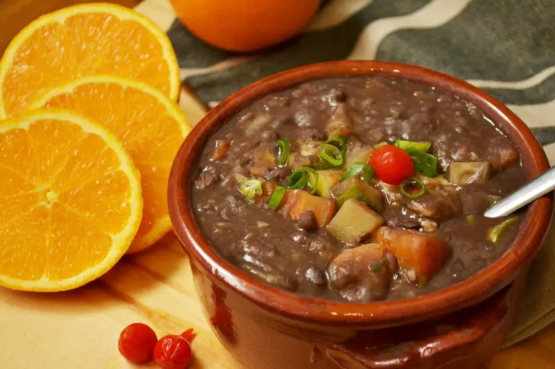 Feijoada solidária oferece opção vegana e arrecada fundos para ações sociais