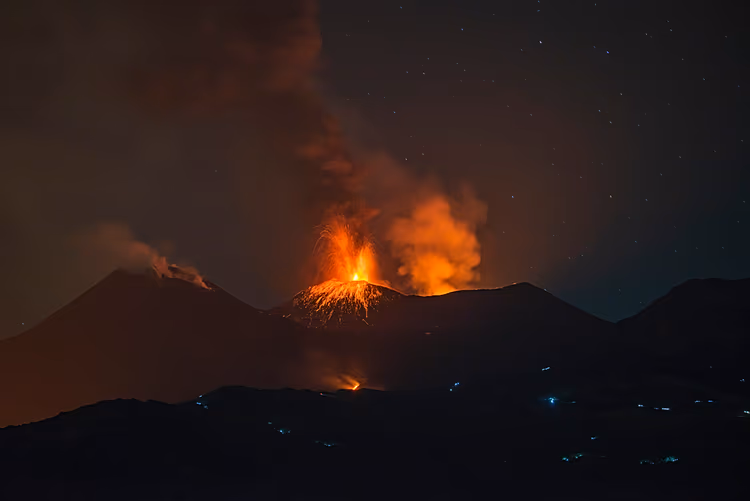 Cinzas do Etna encerram principal aeroporto da Sicília