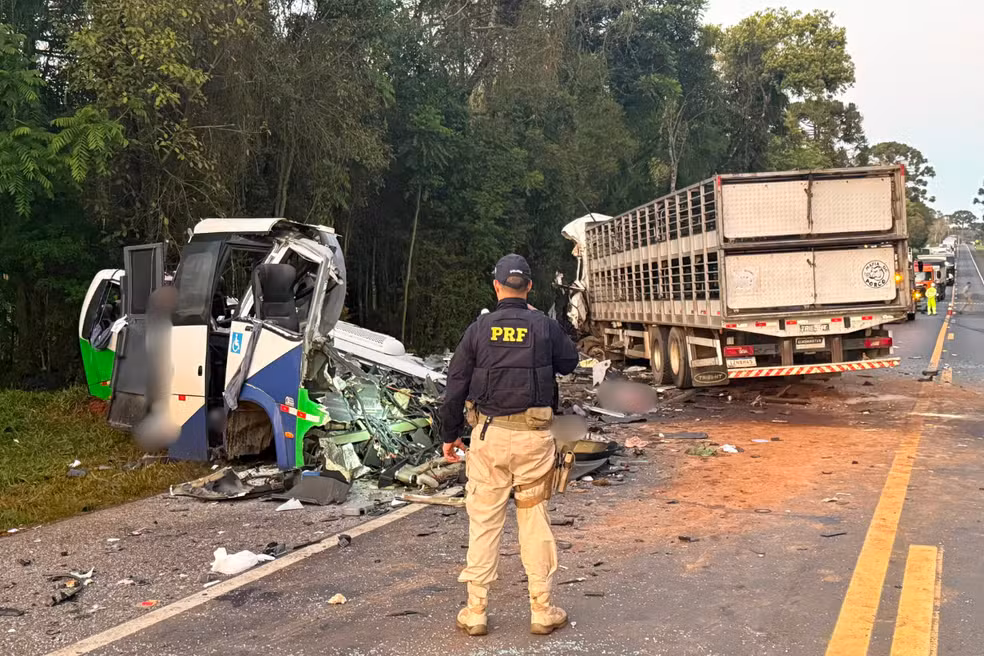 no PR: PRF diz que carreta invadiu pista contrária e bateu de frente com micro-ônibus
