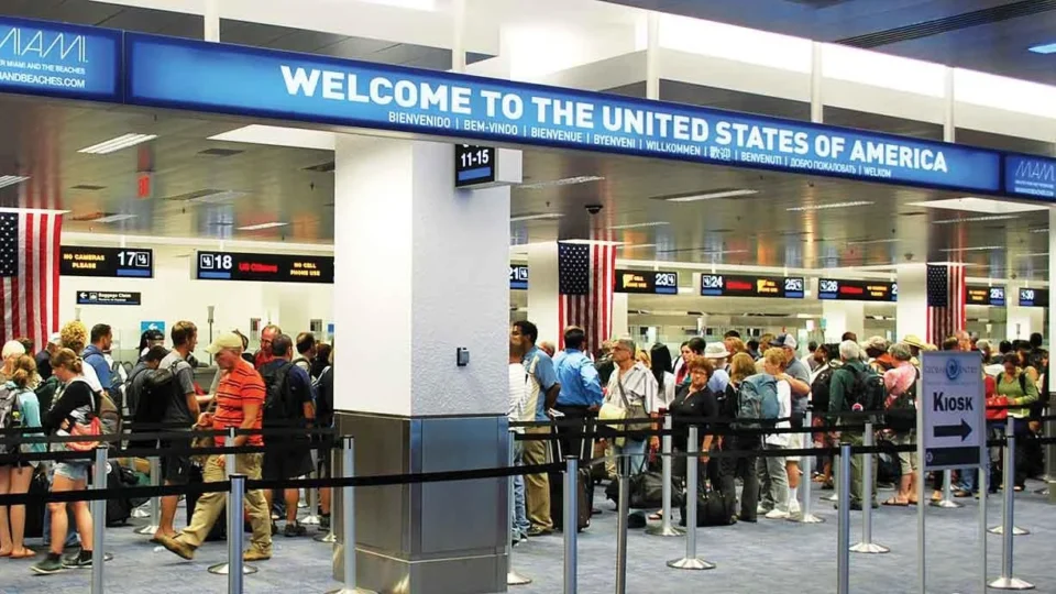 Governo Trump suspende agendamento para vistos de imigrantes em todo o mundo