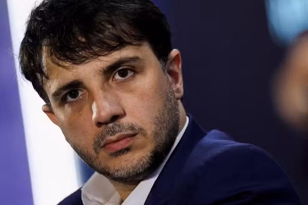 Renan Santos participa de entrevista da Globo nesta quarta-feira